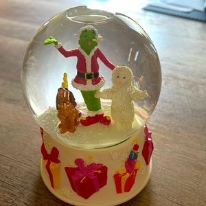 Grinch Snow Globe - Department 56